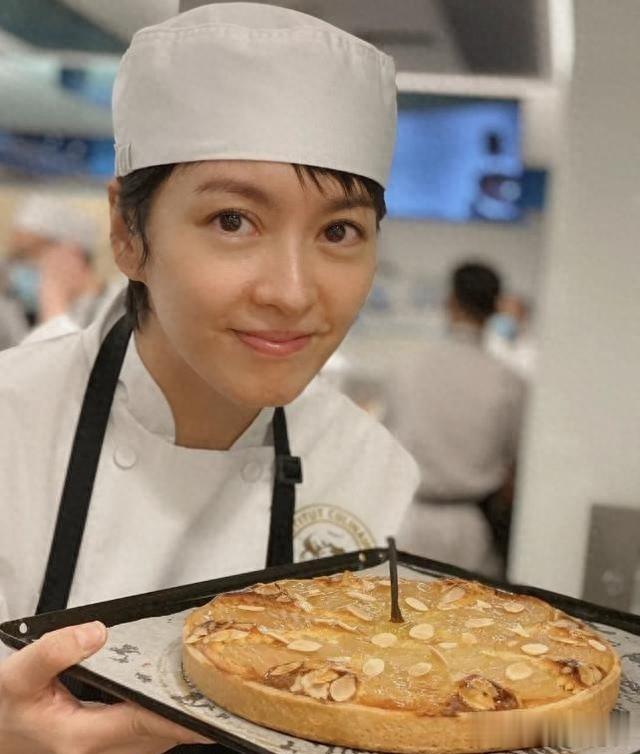 当年觉得她长相老气，颜值配不上郑伊健，后来才发现她美得不像话