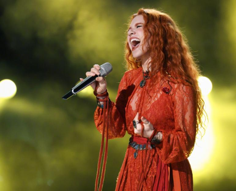 《歌手2025》:冷板凳选手进决赛,话题王却被淘汰,这操作看不懂