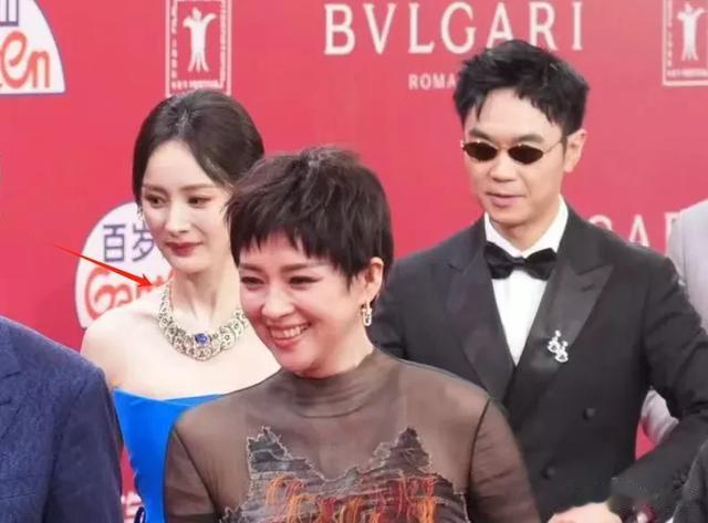 上影节开幕红毯生图好精彩！杨幂瘦到面部凹陷，章子怡短发抢镜