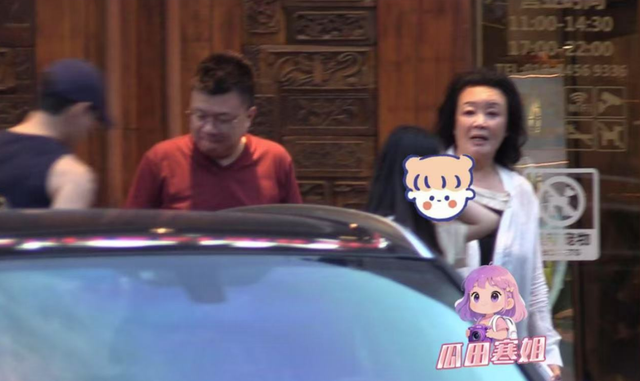 小玥儿与张兰不太熟!聚餐后奶奶主动拥她入怀,她双手僵硬放两旁