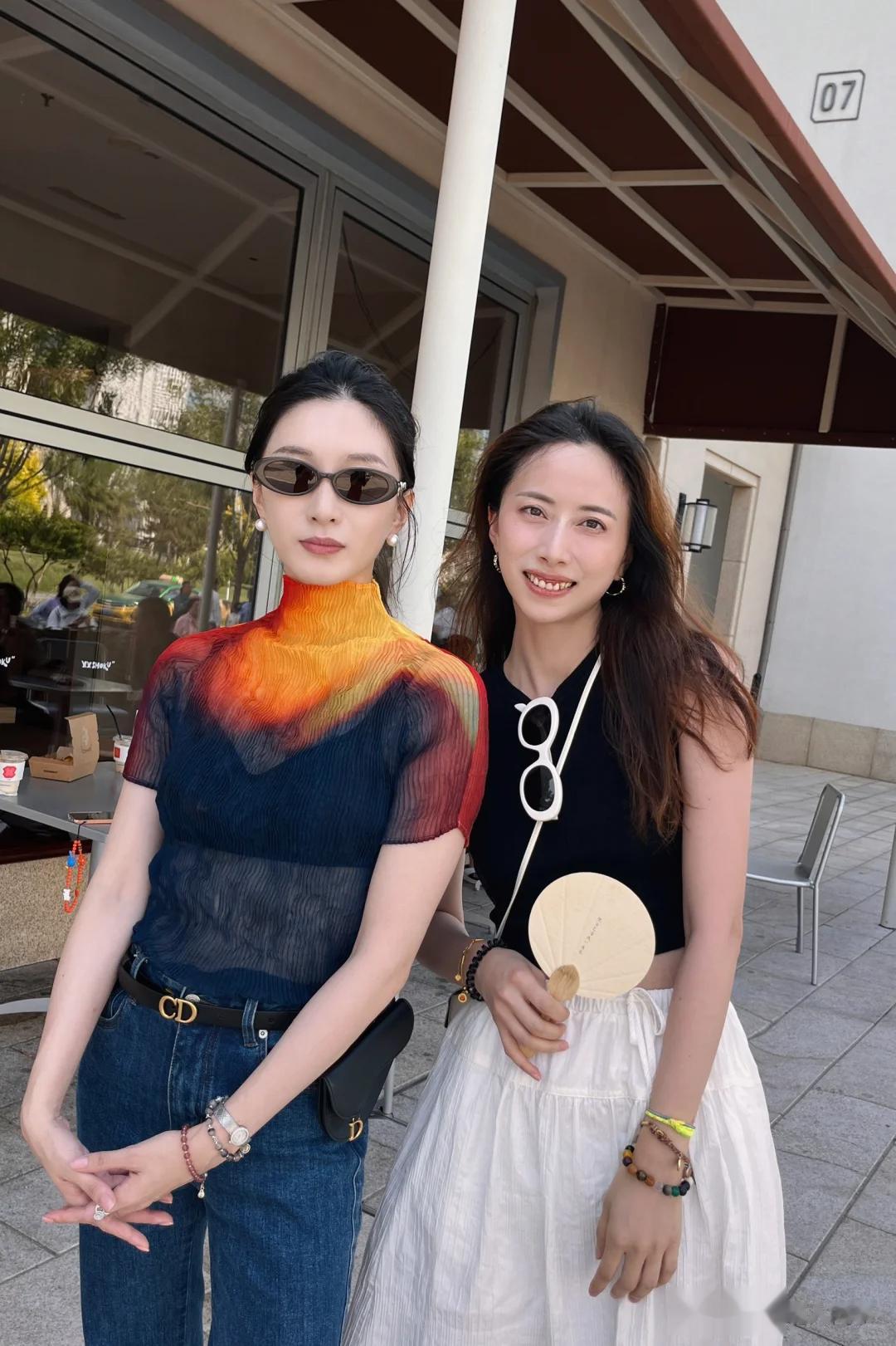 江疏影咋成这样！穿着老气发型像大妈，出席活动被晾一边表情尴尬