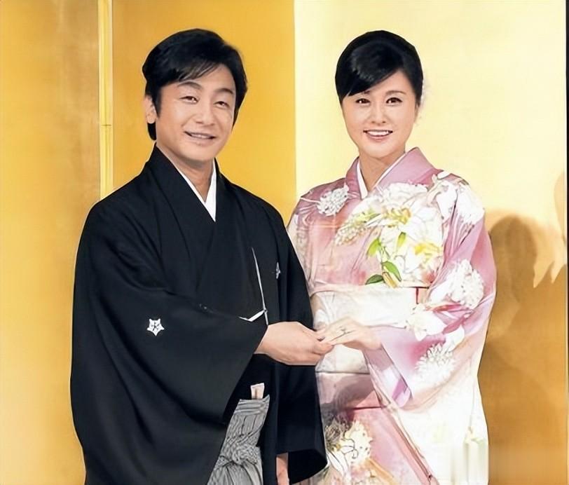 54岁藤原纪香风韵犹存很迷人，有过2段姐弟恋婚姻，无儿女成遗憾