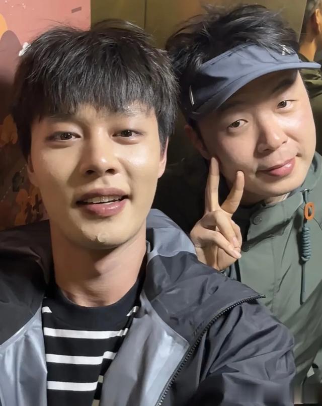 杜海涛在四川录综艺,柯淳晒黑了,脸上很多痘,和短剧里判若两人