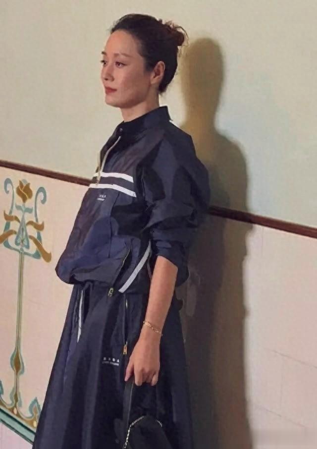 49岁马伊琍惊艳现场！丸子头+利落装扮竟让粉丝直呼太年轻