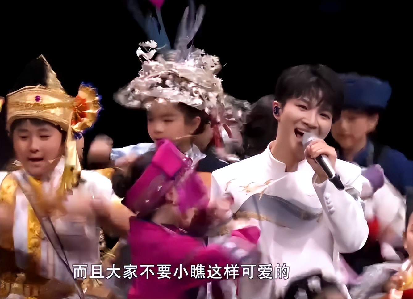 新华社45字评周深春晚表现，不提歌技却一针见血，戳中年歌迷心坎