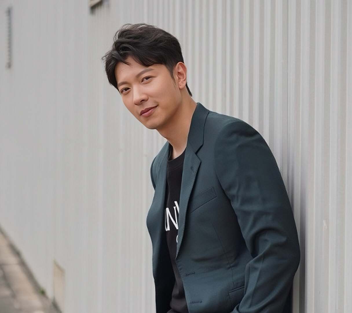 恭喜！TVB前知名男星在香港买房，娶富婆妻子遭质疑吃软饭