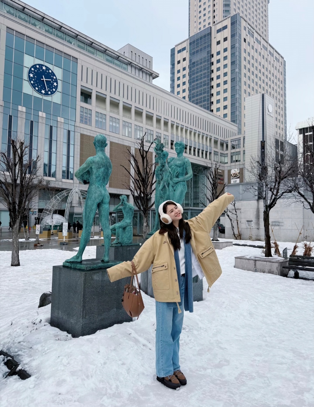 林峯陪张馨月回娘家过圣诞，一家三口逛超市，5岁女儿衣服显大