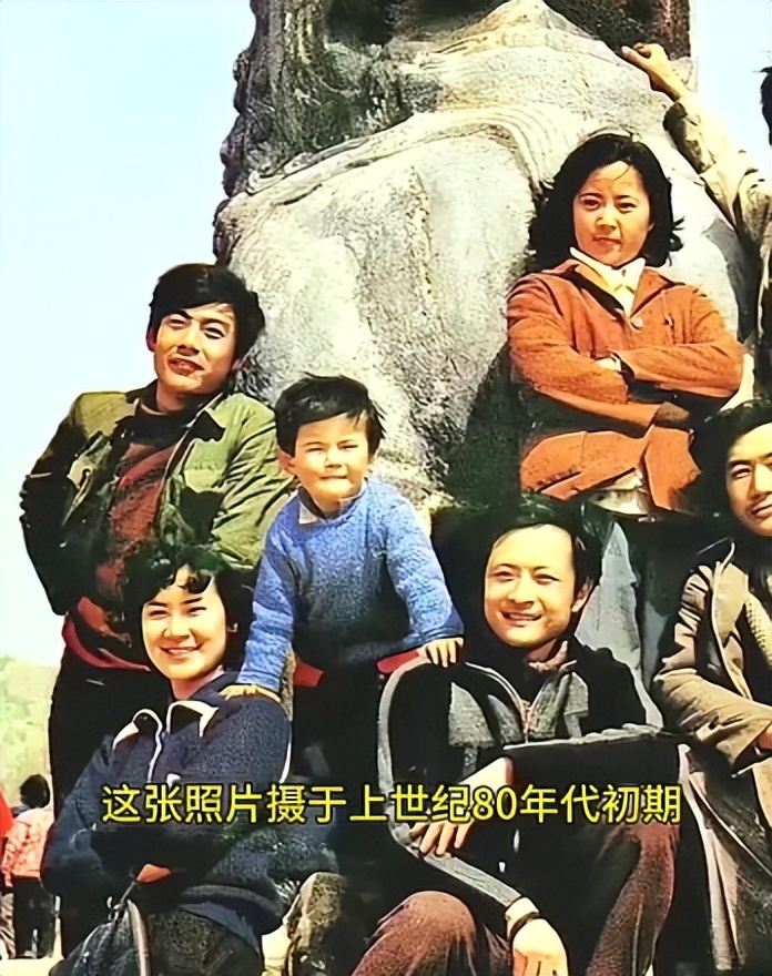 2岁时就火遍全国，却因身高被学校拒之门外，如今49岁已成导演