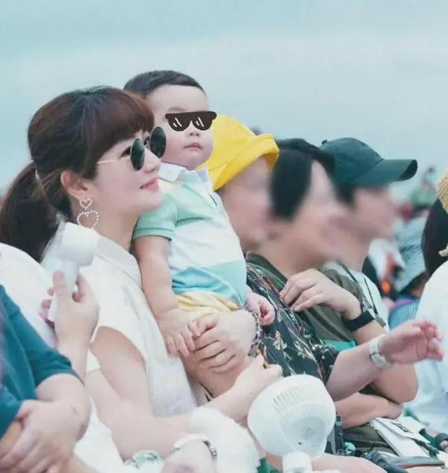 Selina一家三口穿亲子装现身Hebe音乐会，勇敢露疤痕腿粉丝很心疼