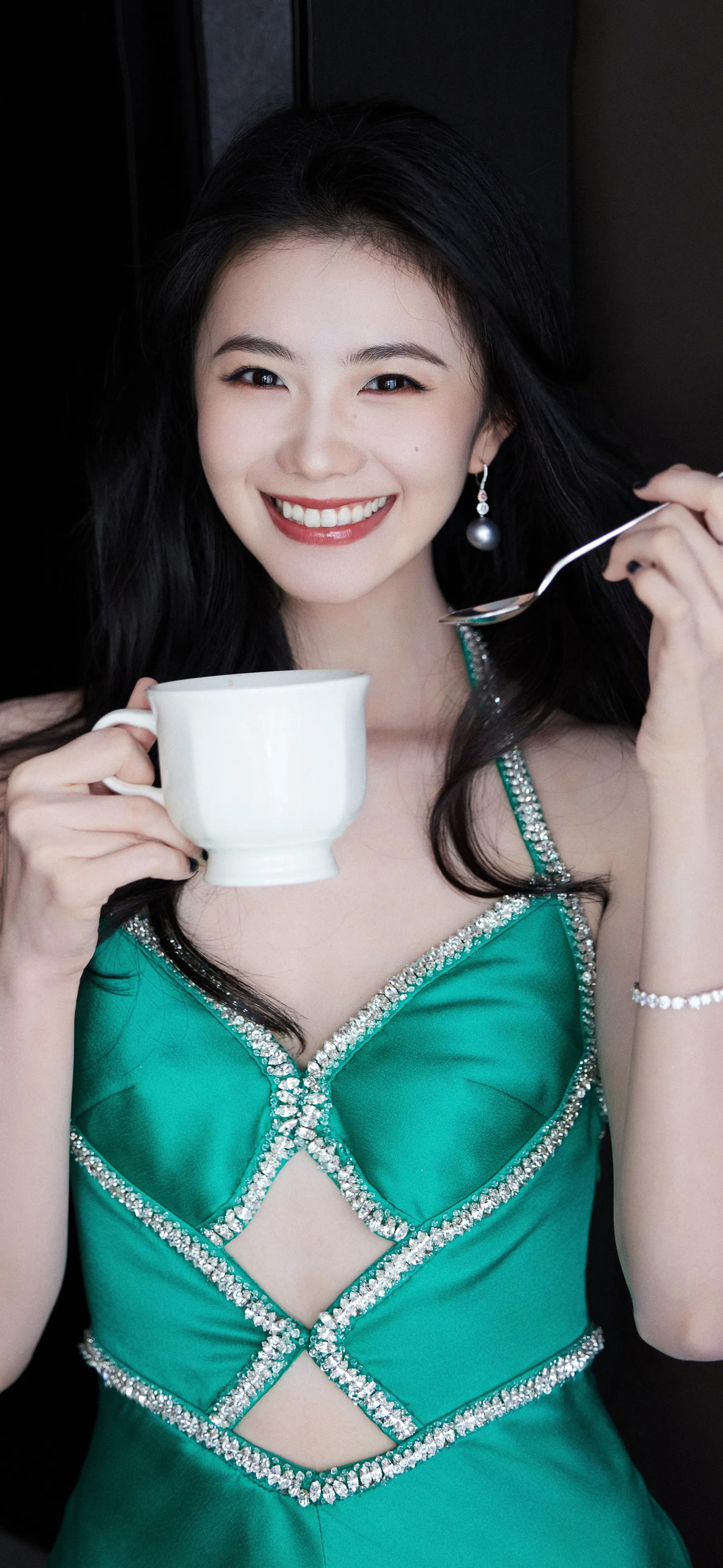 刘浩存镂空翡翠绿裙封神！刘浩存壁纸