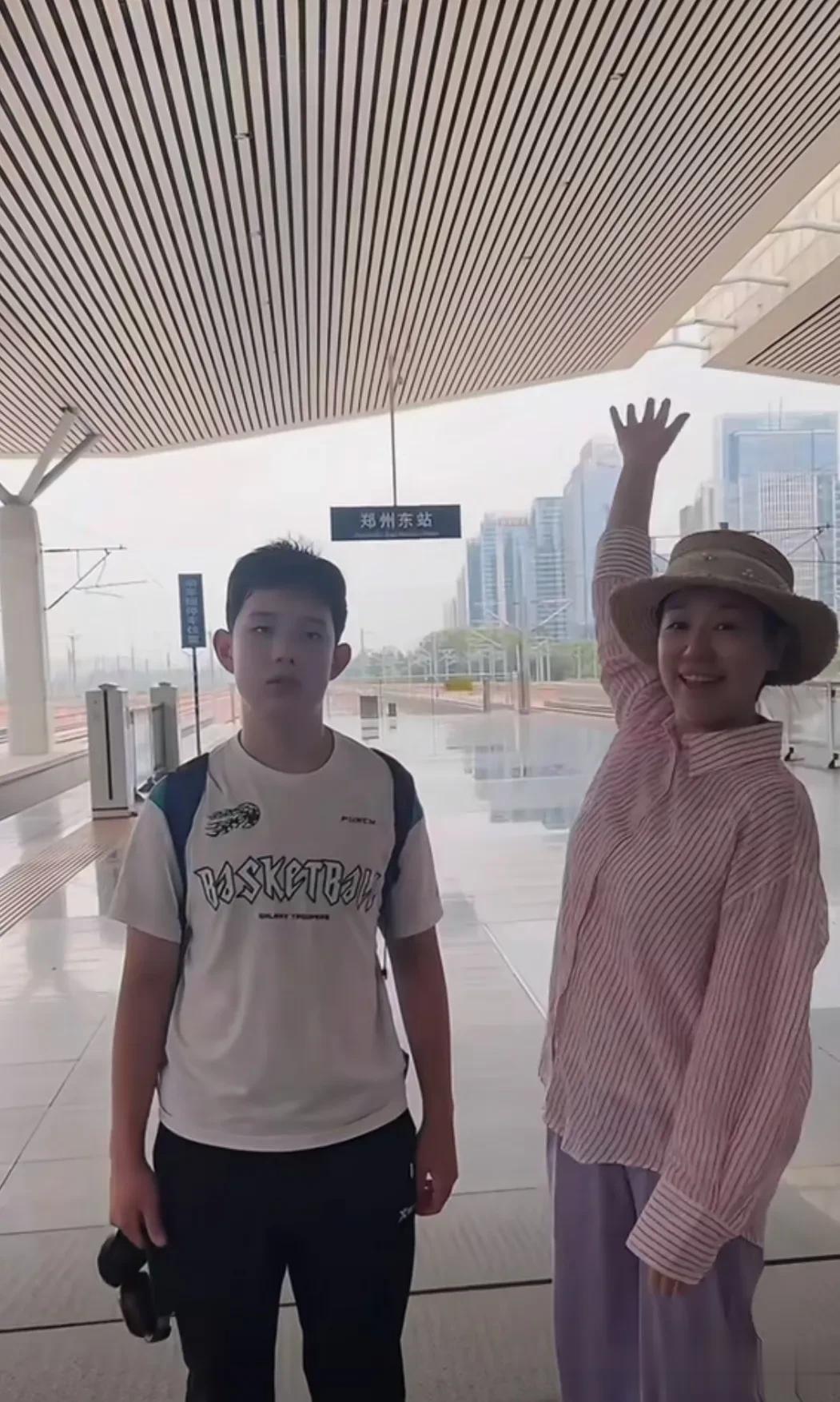 关凌晒和儿子旅游合影，儿子高挑帅气已经比她高出半个头了！