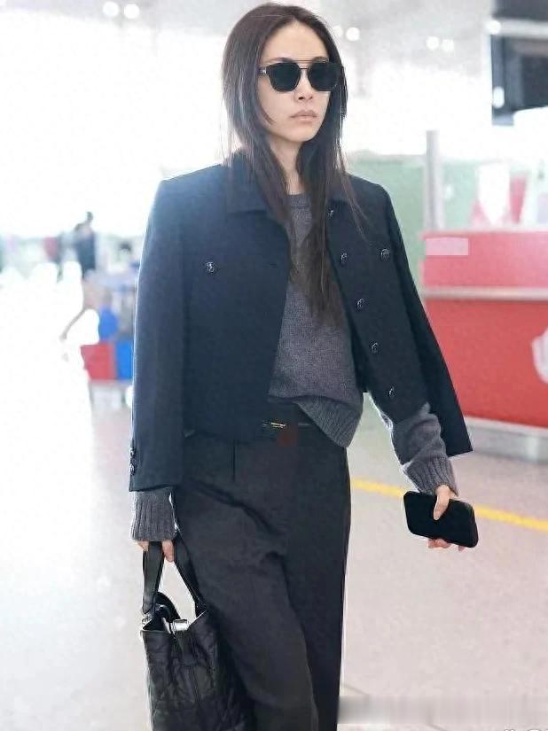 王子文真是小个子穿搭标杆!黑色短外套+直筒裤,时髦显高又洋气