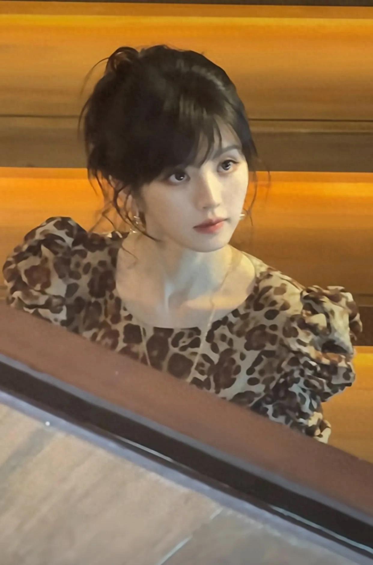 好靓！田曦薇穿豹纹出席活动，野性与清纯并存，美翻了