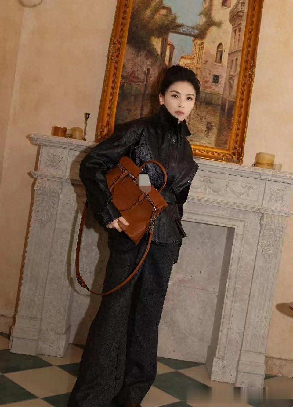 刘涛的气质不一般！穿黑色皮夹克+阔腿裤，时髦又高级！