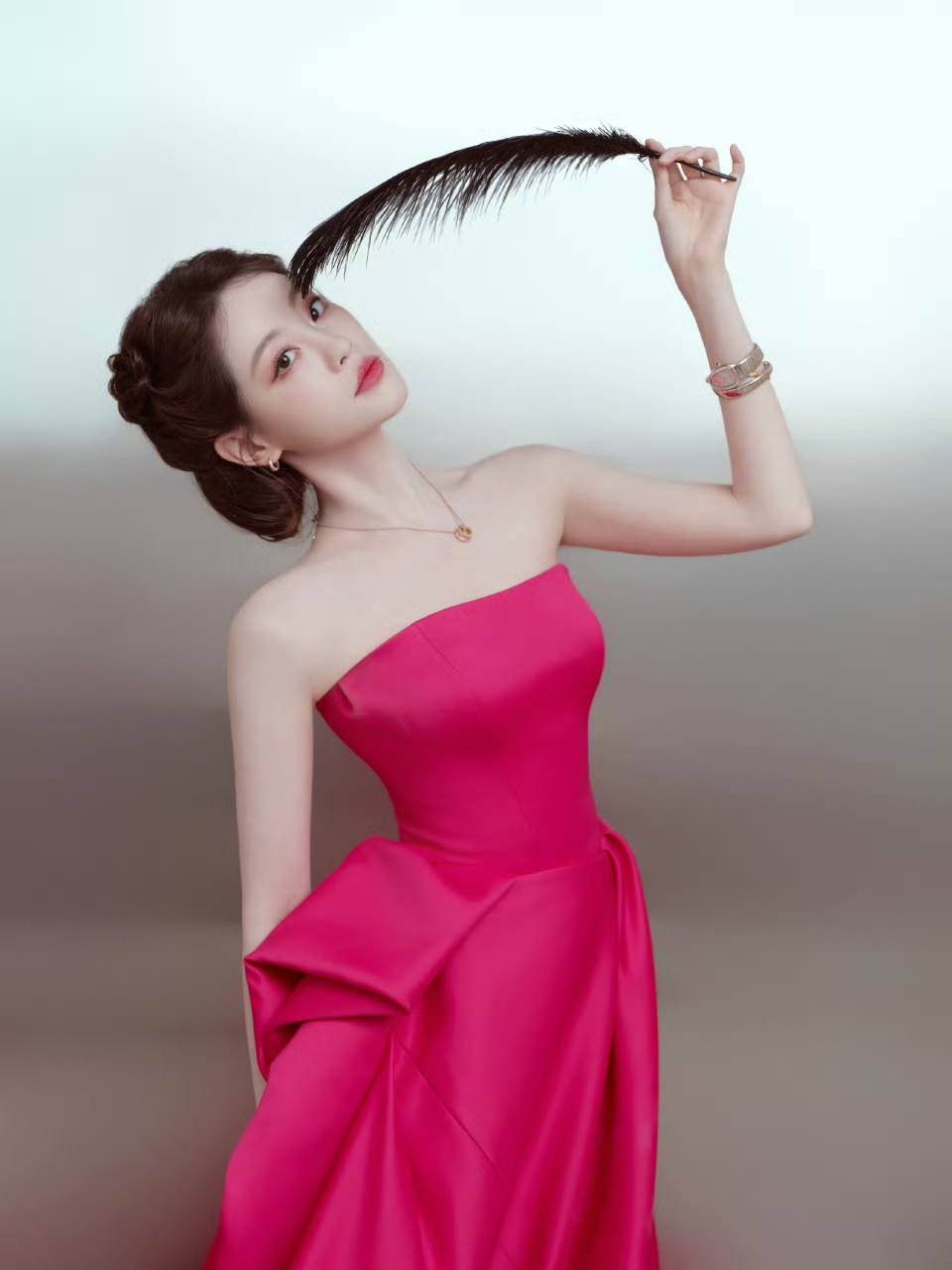 祝绪丹身穿一袭桃粉长裙 白嫩得能掐出水