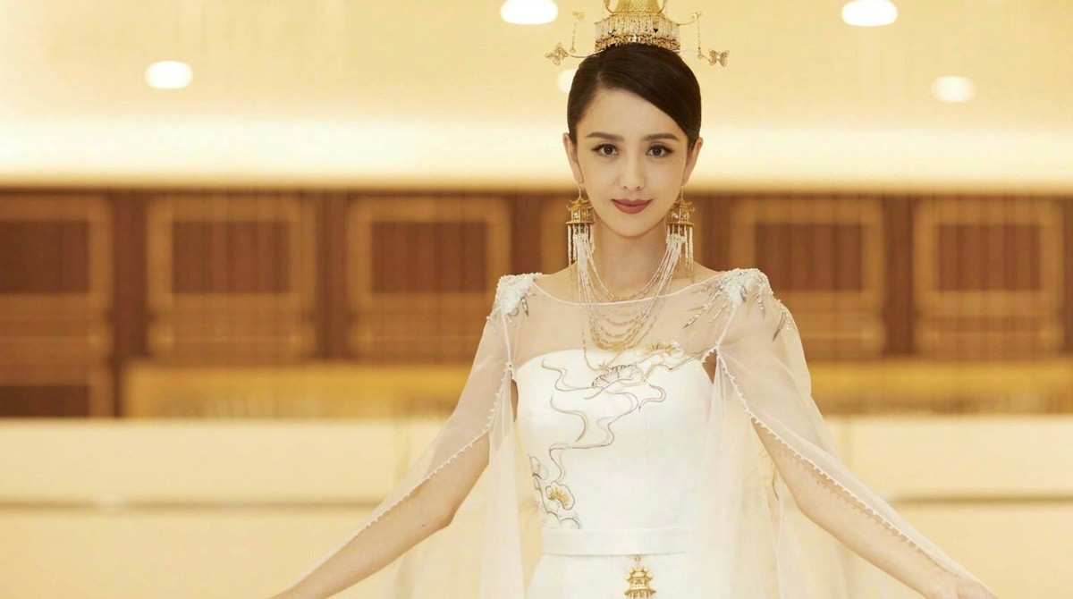 彻底不装了！离婚4年佟丽娅小心思暴露，难怪频频向陈思诚献殷勤