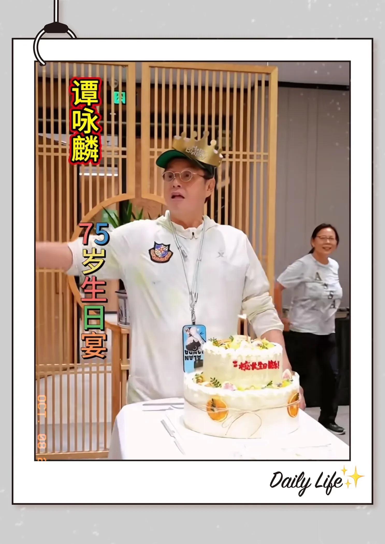 75岁谭咏麟广东买面包被偶遇，一身名牌，打扮时尚，状态超好！