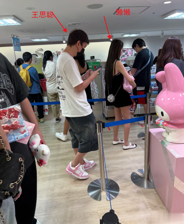 王思聪带懒懒在日本玩，逛精品店吃路边摊，网友：小女生就是好哄