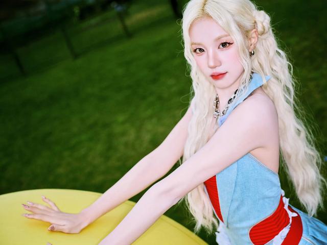 宋雨琦金发芭比娃娃