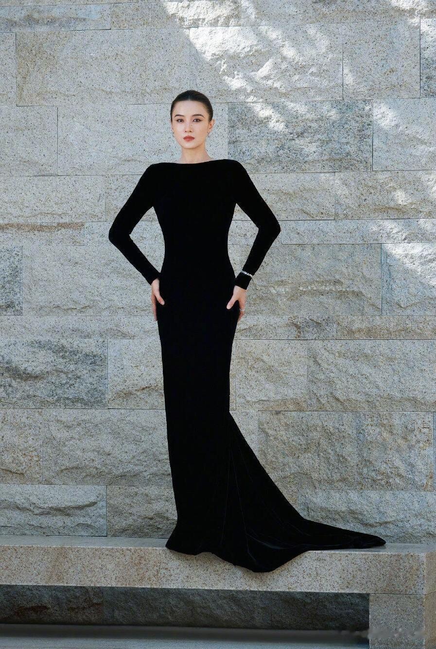 宋佳凭借《好东西》二封金鸡奖最佳女主角，颁奖典礼笑得好开心