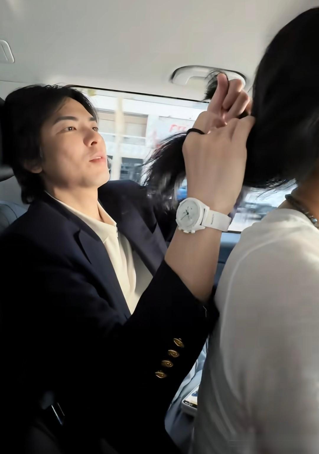 萧敬腾陪老婆度假,对嘴亲吻太浪漫,52岁林有慧脖子皱巴巴真显老