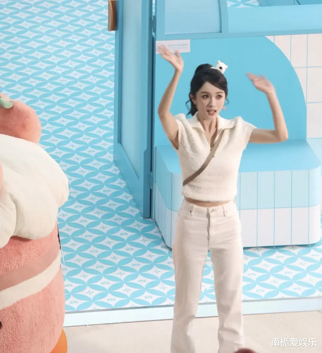 杨幂空降上海，360度挥手宠粉封神，全网热议“逆龄女神”