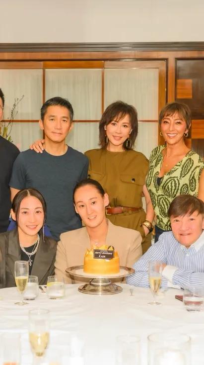 刘嘉玲给助理Lisa过生日,她穿卡其色连衣裙美,她搂着梁朝伟很甜