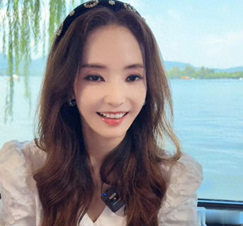 韩彩英中国带货态度敷衍，面部僵硬眼睛快睁不开，满屏吐槽和抵制