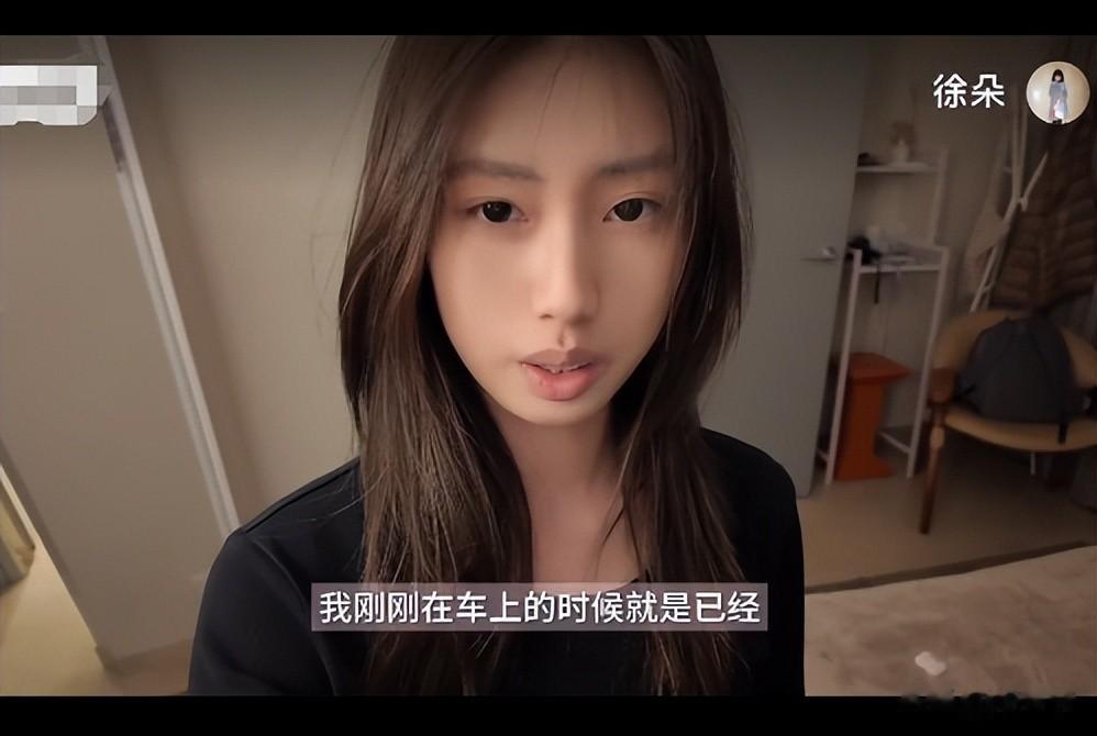 冯小刚夫妻美国陪养女过年!徐帆忙着炒菜包饺子,豪宅内景很破旧