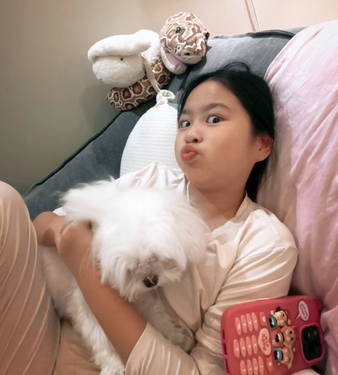 包贝尔妻子临近产期,包文婧八月孕肚圆润,面条子B超照真容曝光