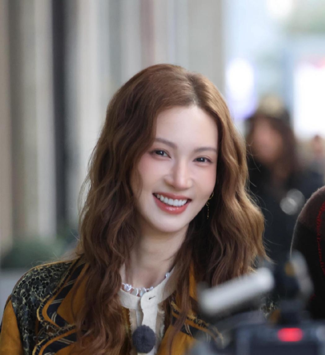 金晨《现在就出发3》米兰路透，穿黄色大衣，笑容明媚，复古时尚