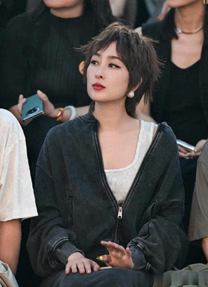 马苏剪了短发美得更高级！穿灰色夹克+半身裙好洋气，差点认不出