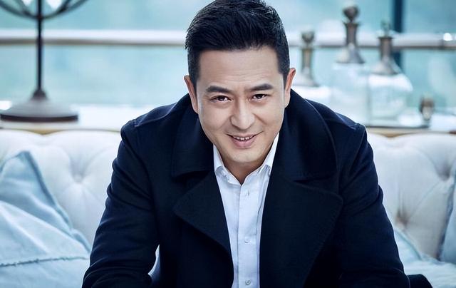 偶遇张嘉译,他才54岁,头发都白了,感觉一下子老了很多