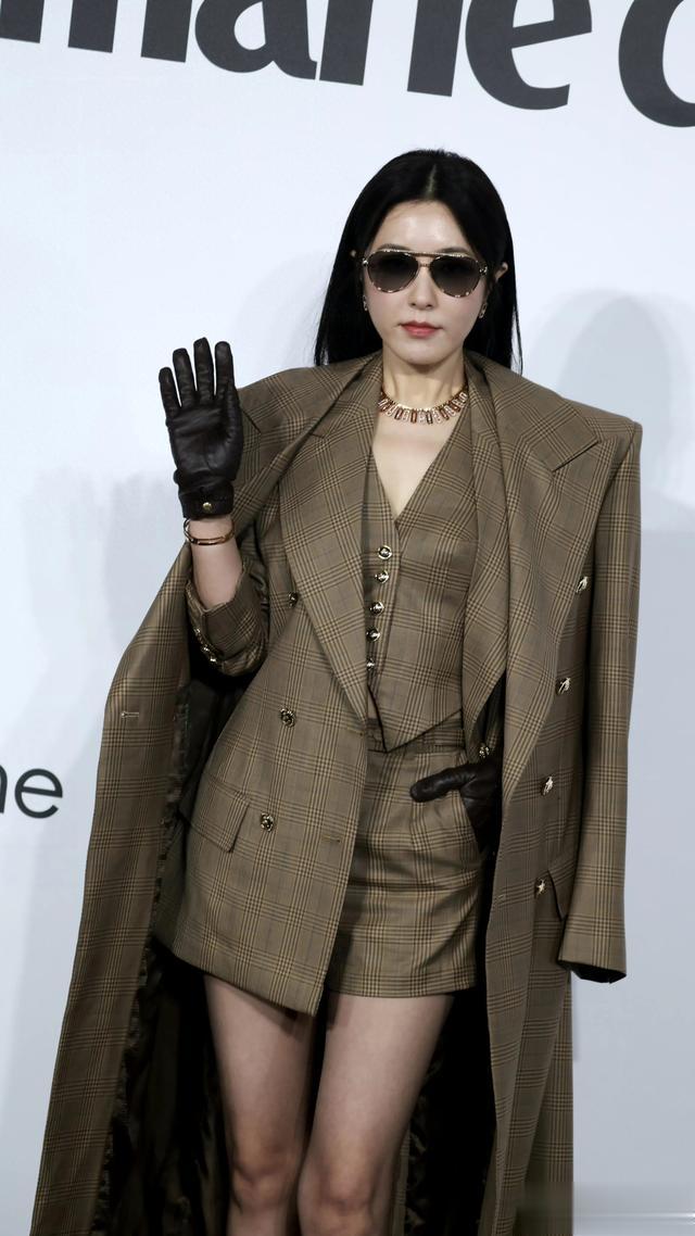 曾黎活动现场造型，干练成熟大姐范十足！