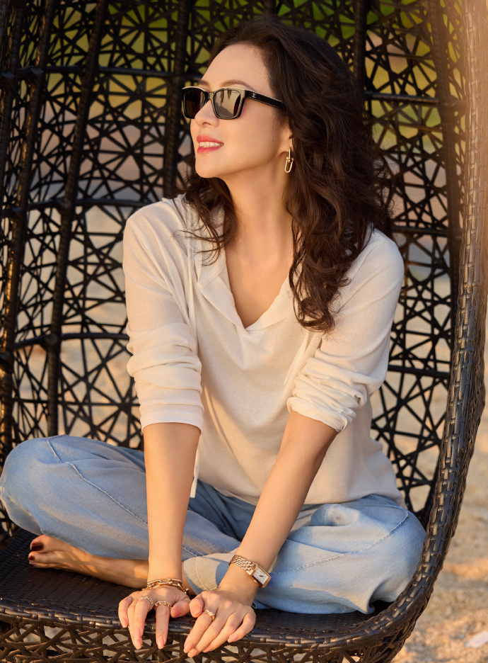 46岁章子怡近照太绝了，高马尾减龄又俏皮，状态逆生长美到失语