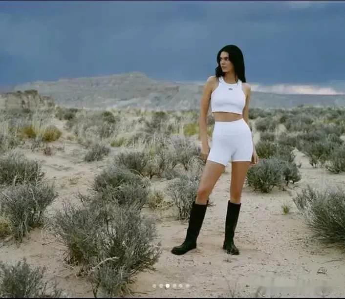 肯豆骑马造型酷飒吸睛,瑜伽套装搭长靴展绝佳身材