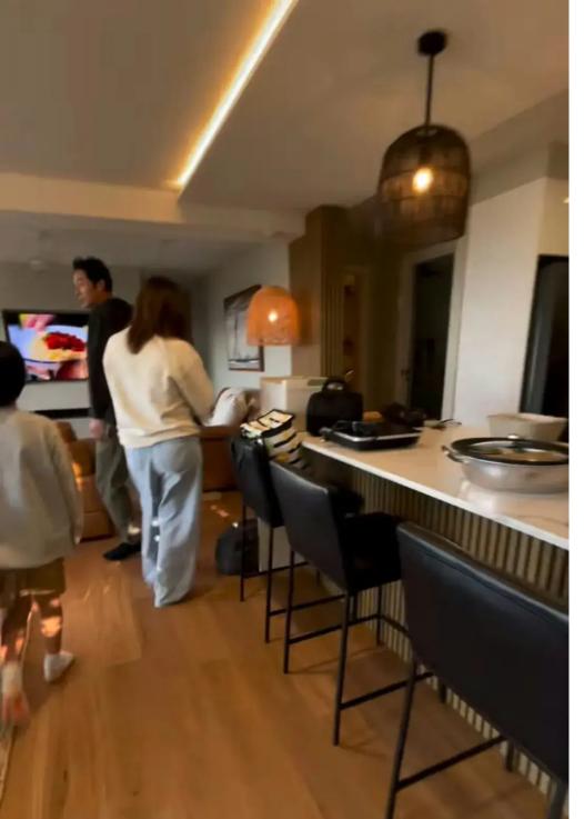 TVB知名女星与旧爱一家旅游,同住一间房不觉尴尬,两人相恋九年