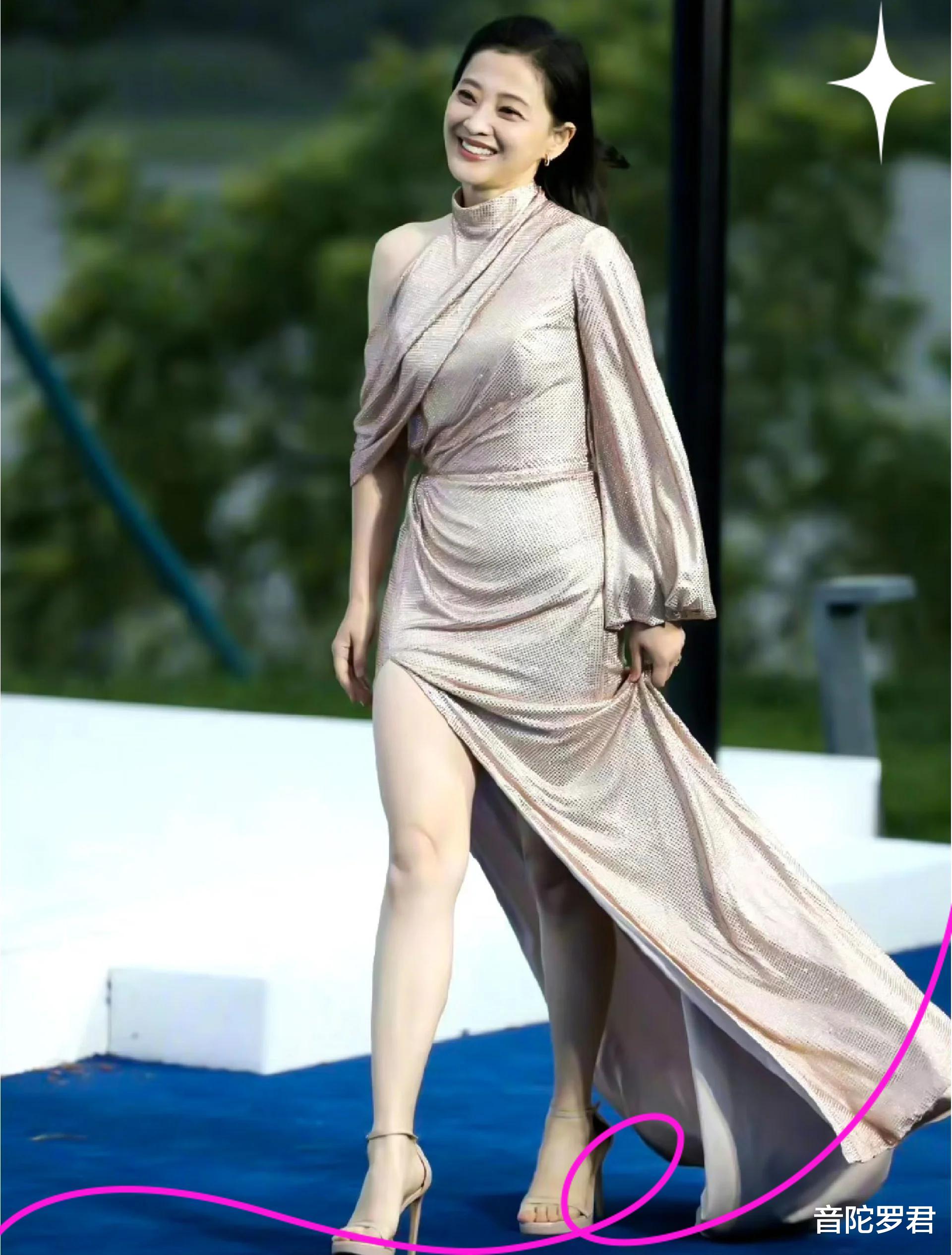 50岁演员梅婷走完红毯现身机场，丈夫罕见出镜，十指相扣好恩爱！