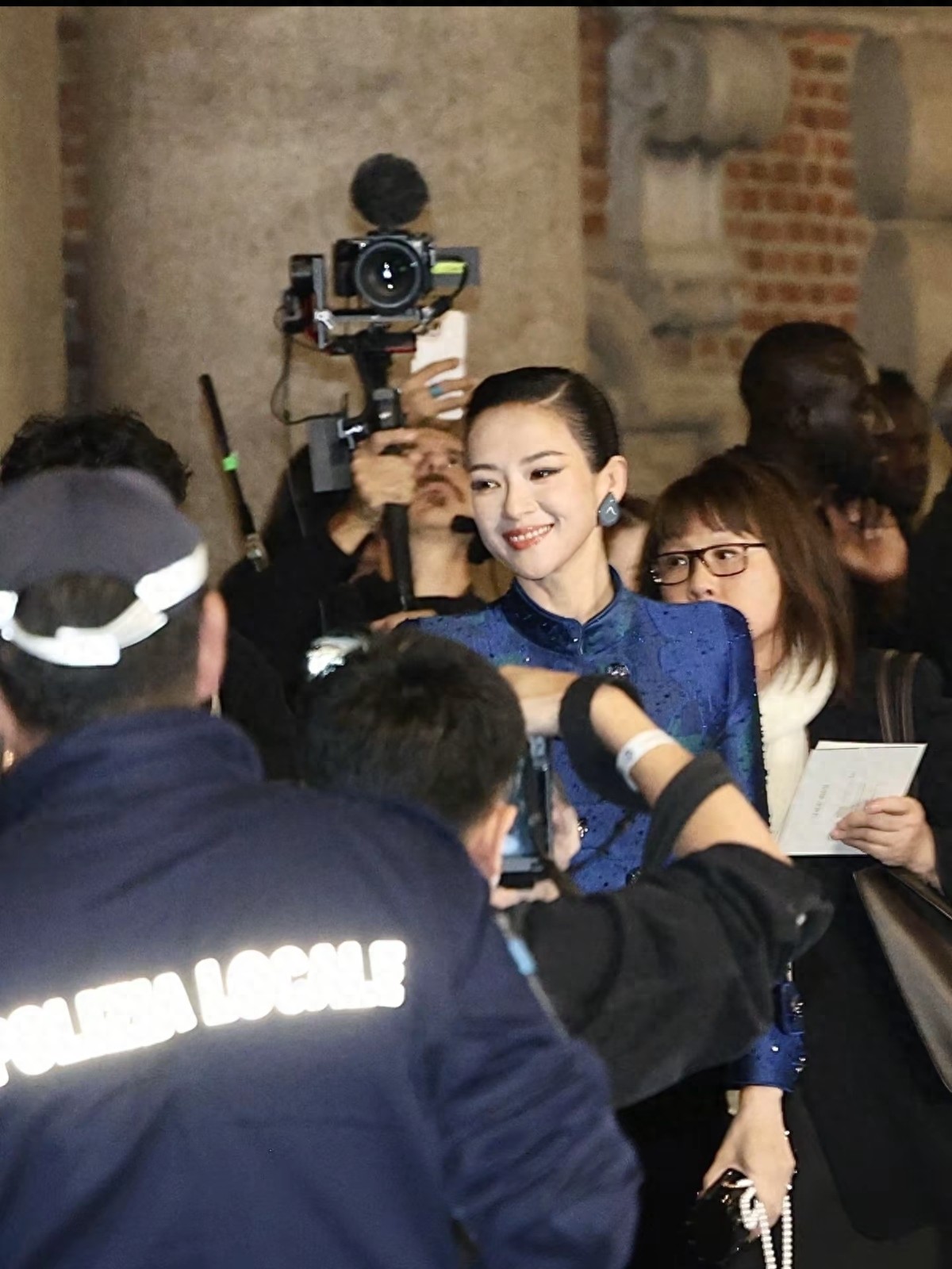 章子怡米兰时装周看秀，一身穿搭好有气质又白又美，还很松弛大气