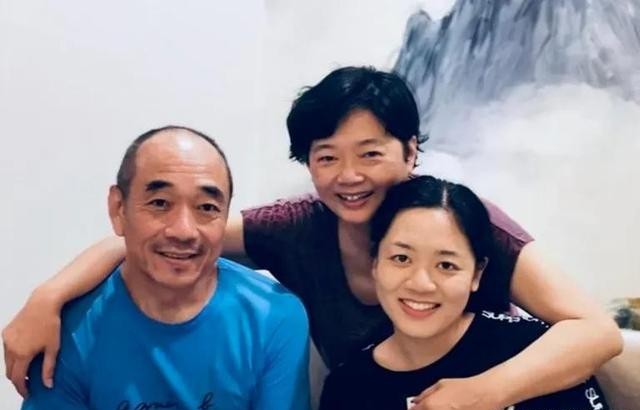 71岁老戏骨生病，住普通病房又黑又瘦，穿廉价塑料鞋，演过彭德怀