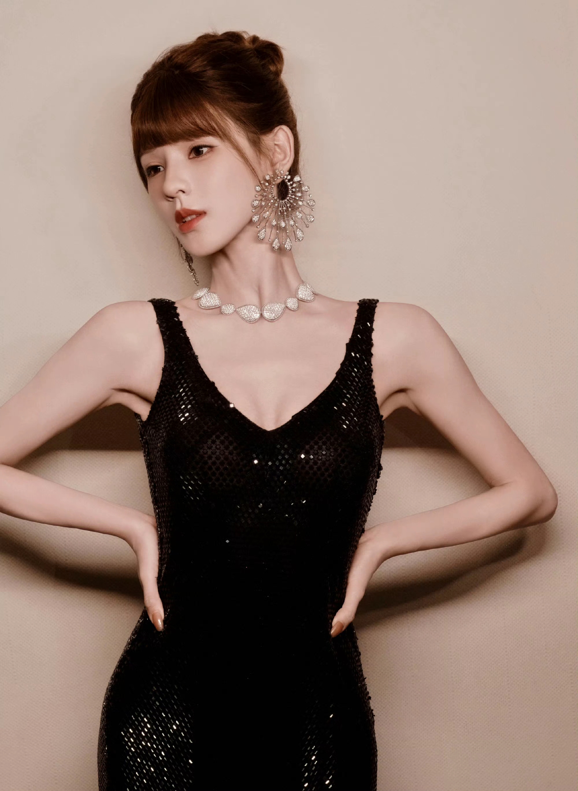 张予曦抹胸闪亮礼裙，身材真好