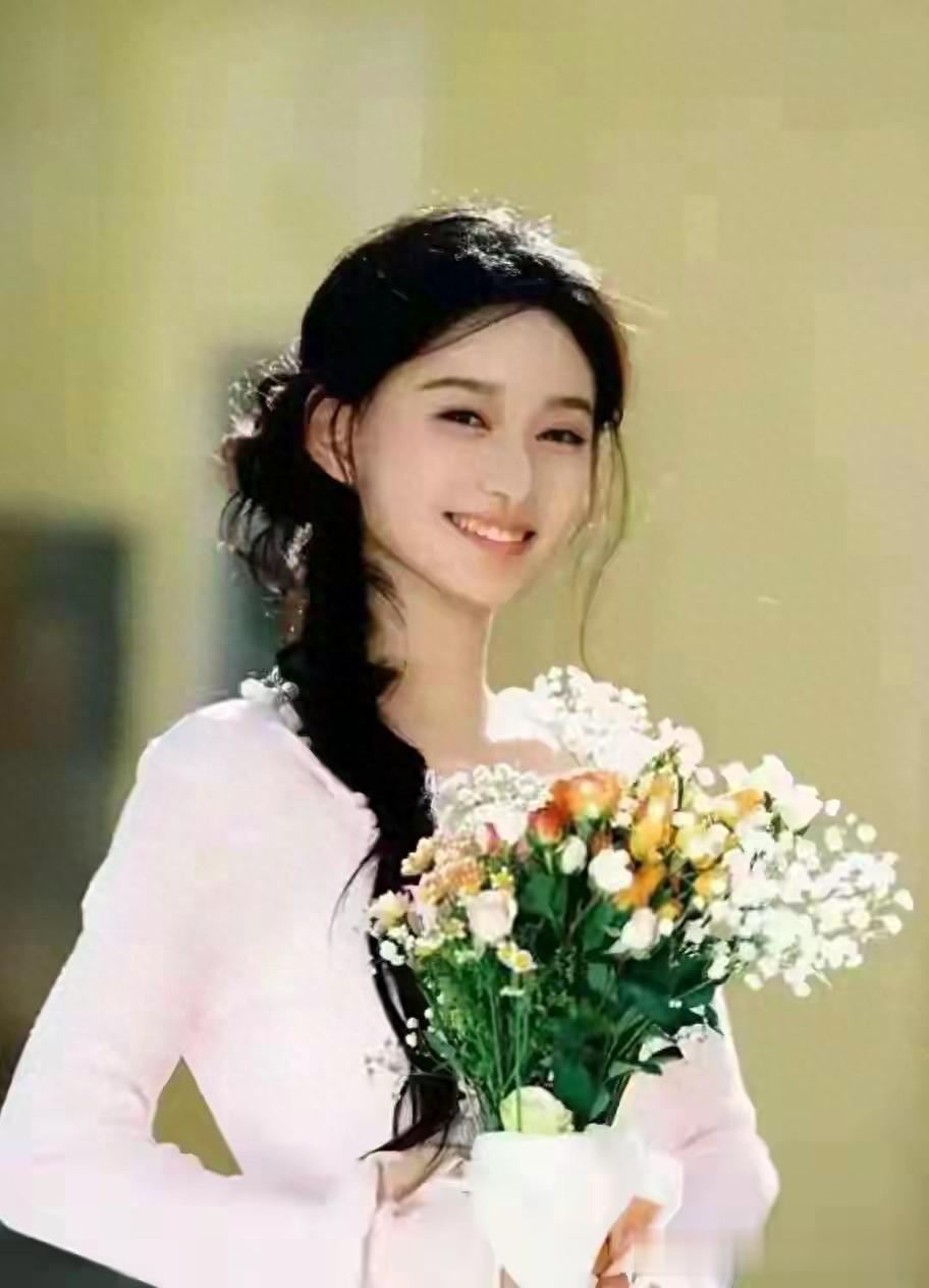 杭州姑娘马梅芷,SSS级美貌征服北电校园,这才是校花天花板模样