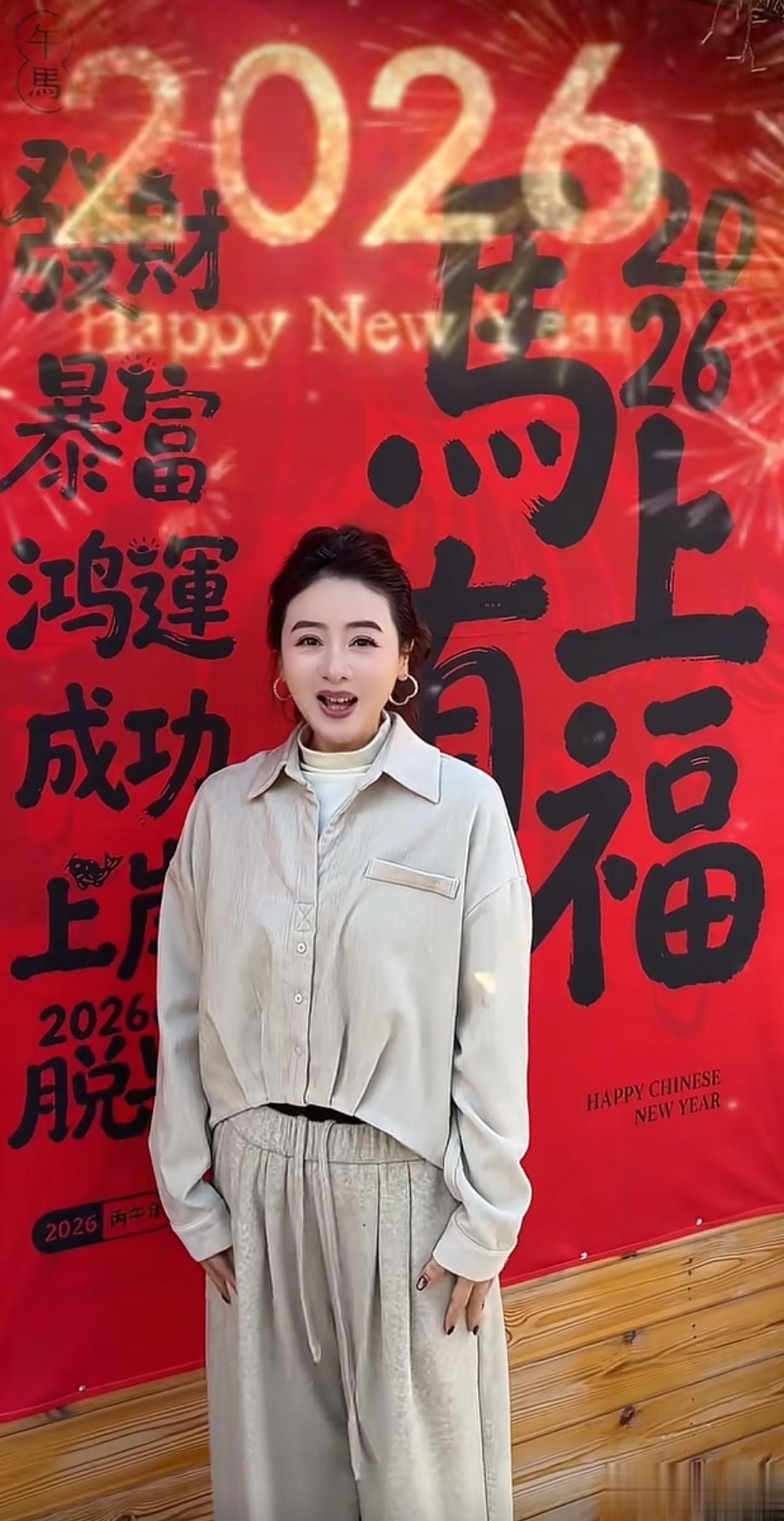 45岁小李琳拜新年：羊羔毛大衣+阔腿裤，减龄又高级，美得像28岁