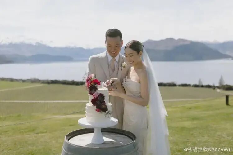 刚刚,知名女星官宣结婚!丈夫身份曝光