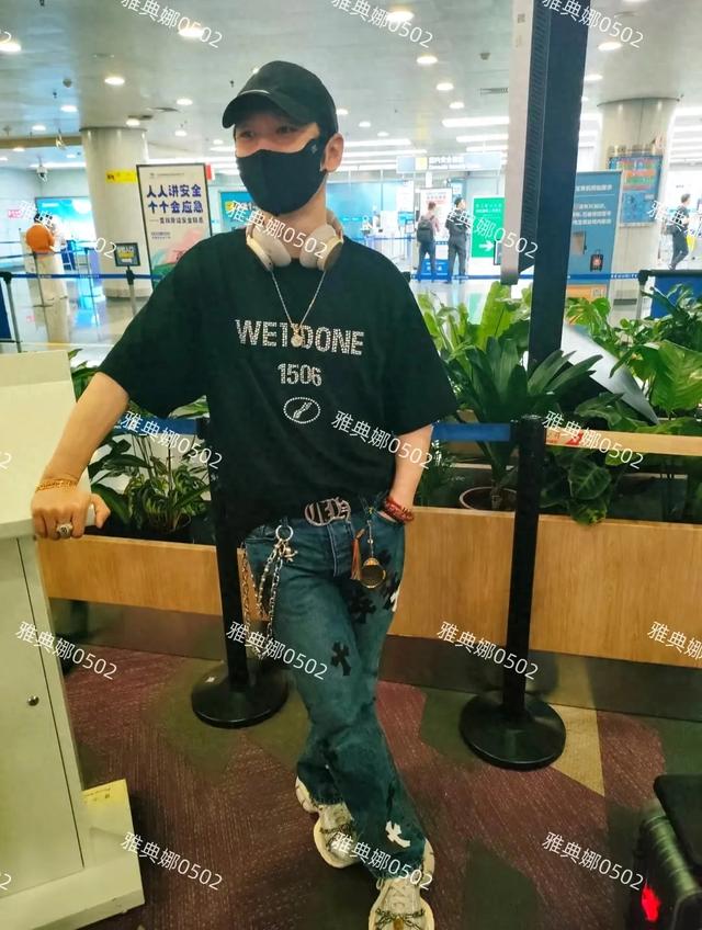 难怪黄晓明会被质疑身高,机场遇到他本人确实不高身材比例也不行