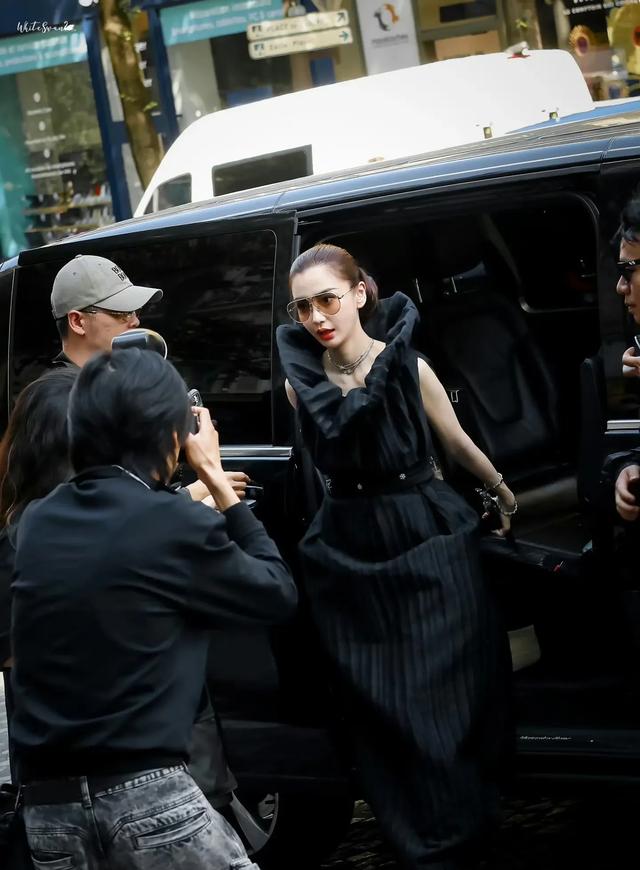 85花现状:杨幂红毯摔倒,杨颖重回巴黎时装周,赵丽颖演技引热议