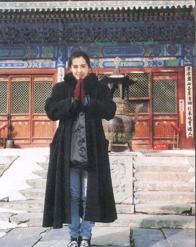 网友探访王祖贤,双手合十的样子跟年轻时一模一样,就是命中注定