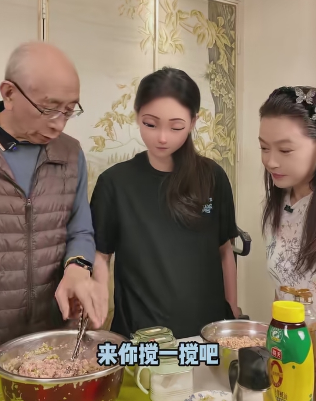 詹小楠女儿回国，睡到2点不起，全家一起包饺子，外公气质出众