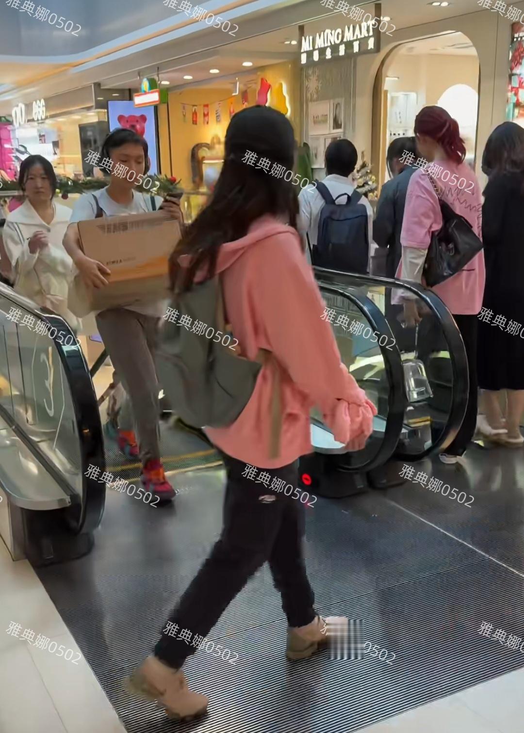 蔡少芬穿T恤逛街接地气，但她素颜脸色蜡黄气色不佳，年龄感略重!