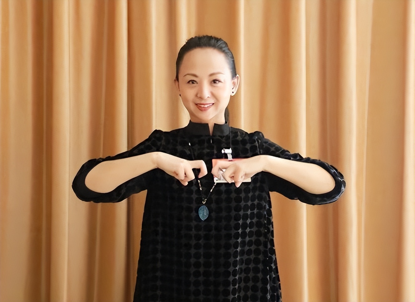 当年千手观音的聋哑人领舞，被富商苦追8年，如今她成了这副模样